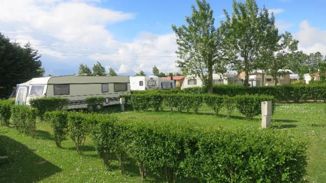 Camping-cars dans paysage bucolique