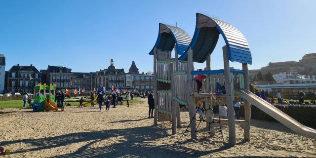 Aire de jeux pour les enfants sur la plage de Dieppe.