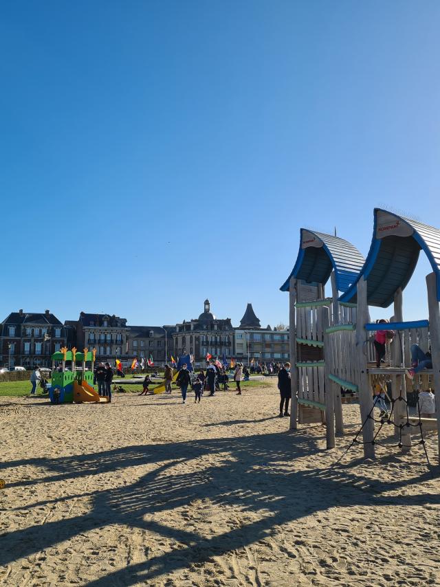 Aire de jeux pour les enfants sur la plage de Dieppe.