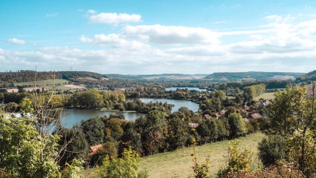 Point de vue avec des étangs, des maisons et de la verdure