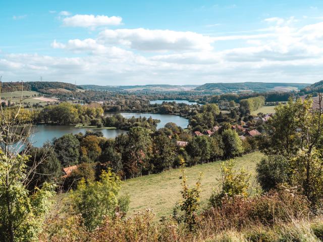 Point de vue avec des étangs, des maisons et de la verdure