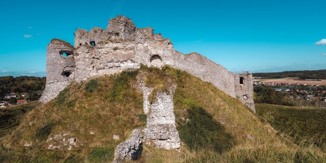 Ruines du Château d'Arques-la-Bataille perché sur une colline et sous un ciel bleu