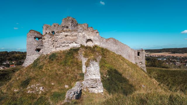 Ruines du Château d'Arques-la-Bataille perché sur une colline et sous un ciel bleu