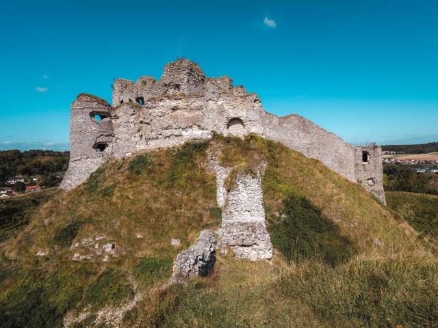 Ruines du Château d'Arques-la-Bataille perché sur une colline et sous un ciel bleu