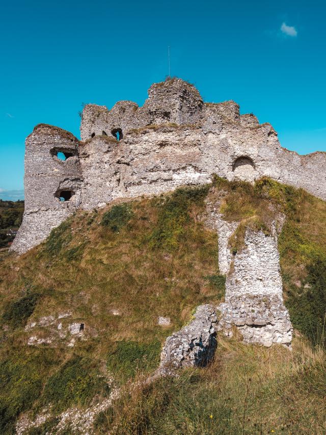 Ruines du Château d'Arques-la-Bataille perché sur une colline et sous un ciel bleu