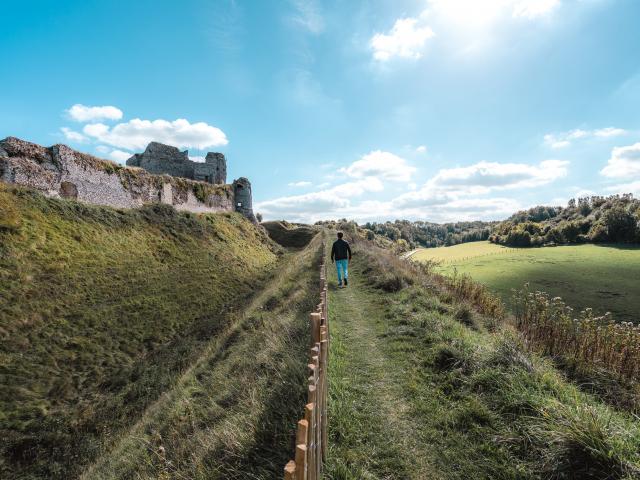 Jeune homme de dos se baladant autour du Château d'Arques-la-Bataille