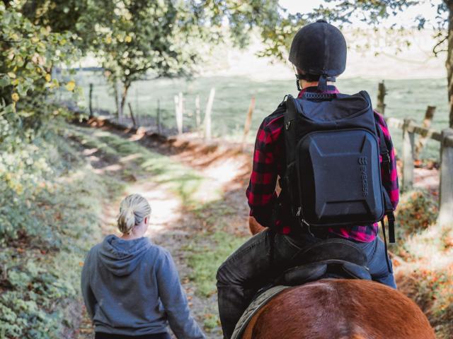 Jeune homme à cheval accompagné d'une jeune fille à pied dans le Bois de Bernouville.