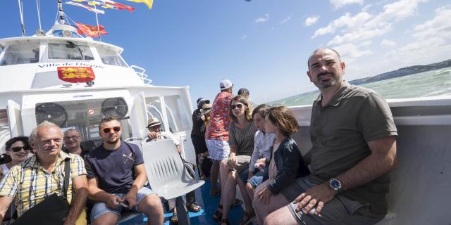 Une dizaine de personnes à bord du bateau Ville de Dieppe, au large des côtes, des petits fanions colorés flottant au vent