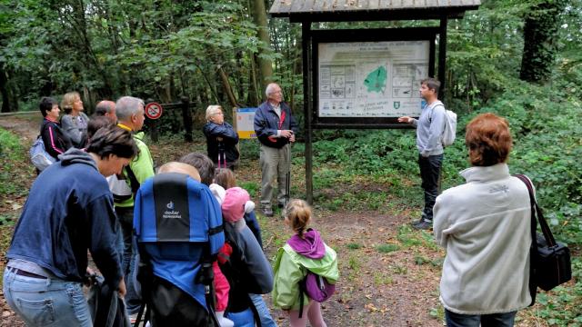 Groupe de personnes en visite dans un espace naturel sensible avec un guide