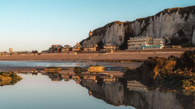 Vue sur le Bas Fort Blanc, les falaises et quelques habitations depuis la plage de Dieppe