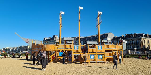 Bateau pirate en vois dans l'aire de jeux pour enfants de la plage de Dieppe