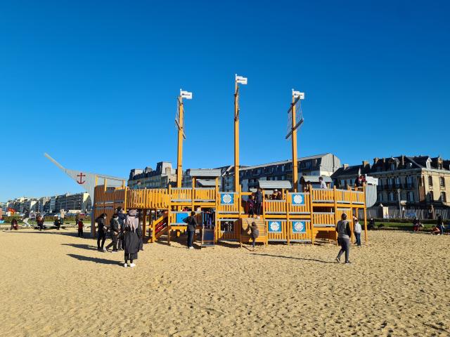 Bateau pirate en vois dans l'aire de jeux pour enfants de la plage de Dieppe