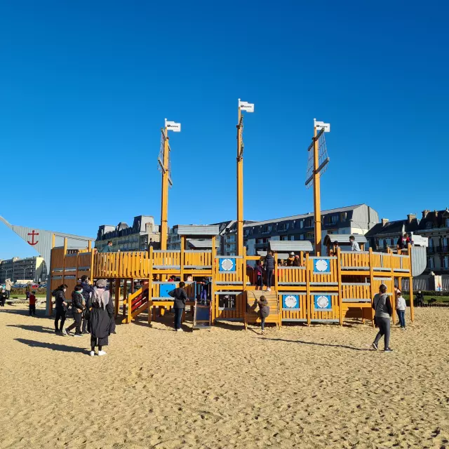 Bateau pirate en vois dans l'aire de jeux pour enfants de la plage de Dieppe