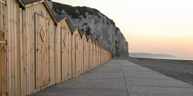 cabines de bain, falaises, galets sur la plage  de Dieppe (76)