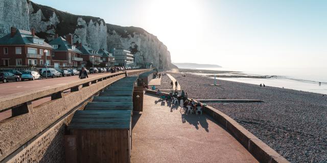 Vue sur la plage de Dieppe et ses cabines en bois