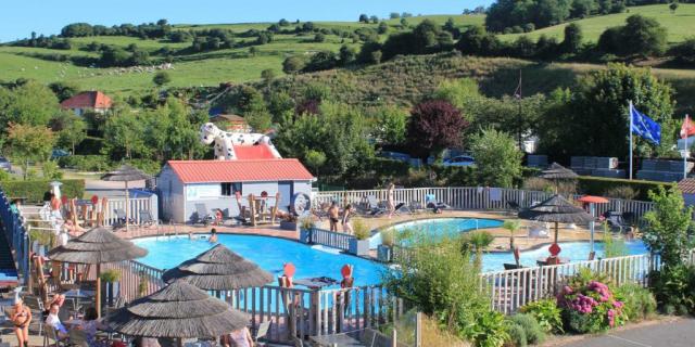 Piscine du camping le Marqueval avec vallée en arrière-plan