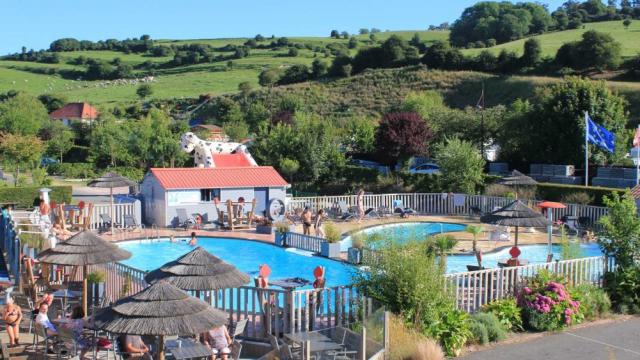 Piscine du camping le Marqueval avec vallée en arrière-plan