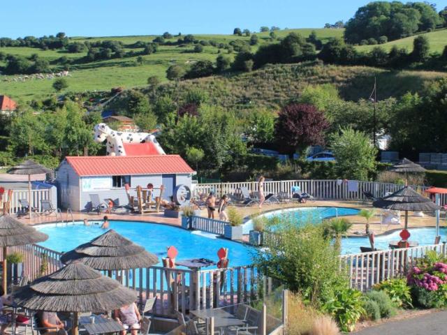 Piscine du camping le Marqueval avec vallée en arrière-plan