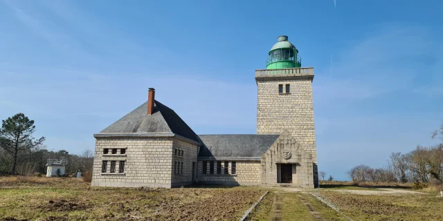 Phare de forme carrée en brique blanche