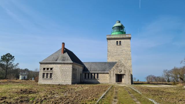 Phare de forme carrée en brique blanche