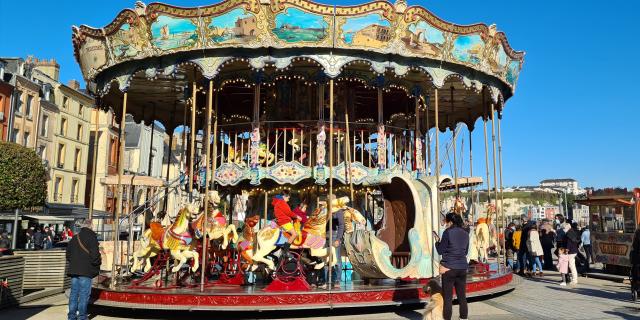 Le carrousel est un manège situé sur le port de plaisance de Dieppe.