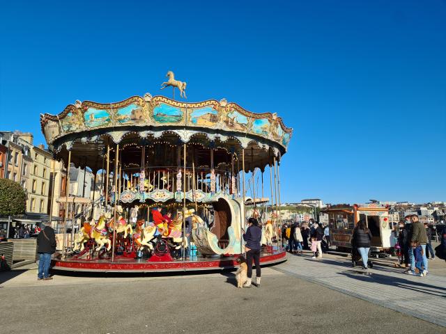 Le carrousel est un manège situé sur le port de plaisance de Dieppe.