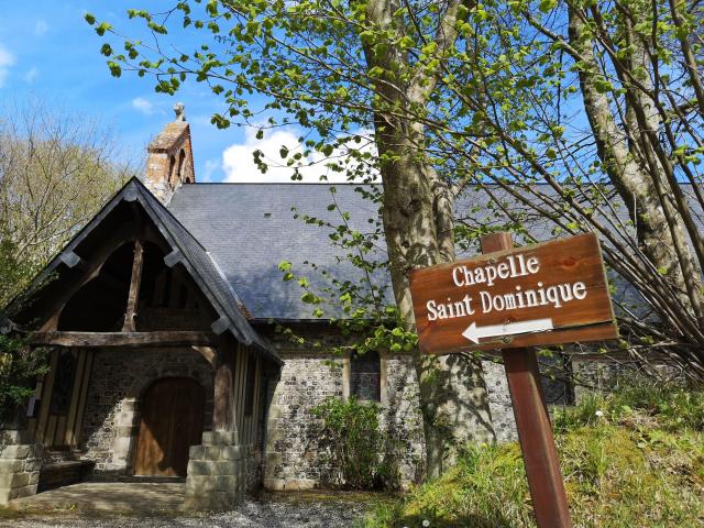 Entrée de la chapelle Saint-Dominique de Varengeville-sur-Mer.