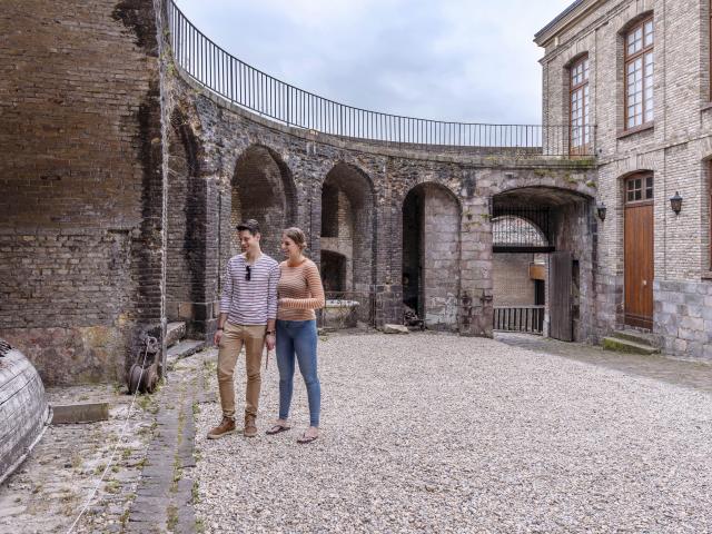 Couple se baladant dans la cour intérieure du Château de Dieppe