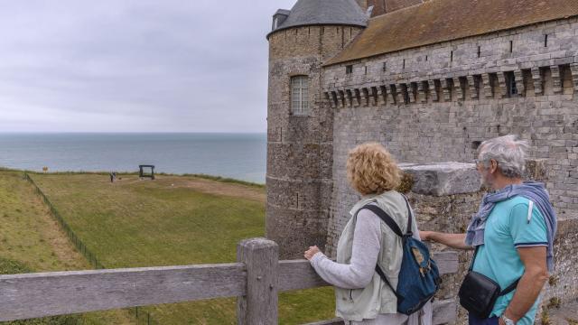 Un couple regarde la mer depuis le pont levis du Château de Dieppe