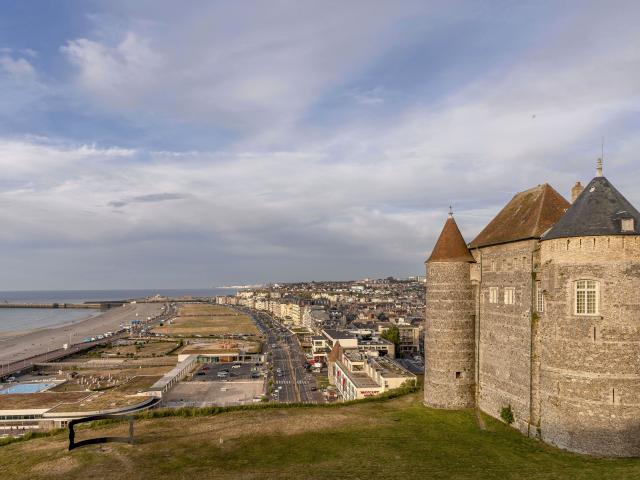 Façade nord du château, vue sur la ville et sur la plage depuis la falaise