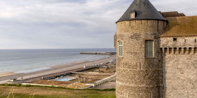 Tour poivrière du Château de Dieppe perché sur la falaise, front de mer en contrebas