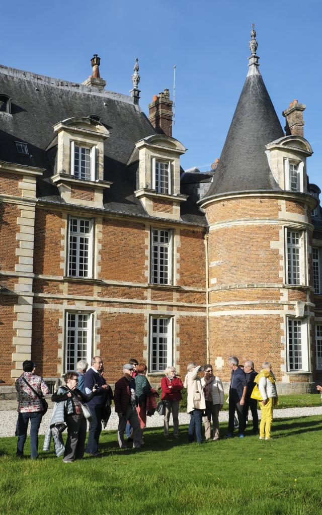 Façade sud style Henri IV château de Miromesnil, groupe de touriste écoutant un guide