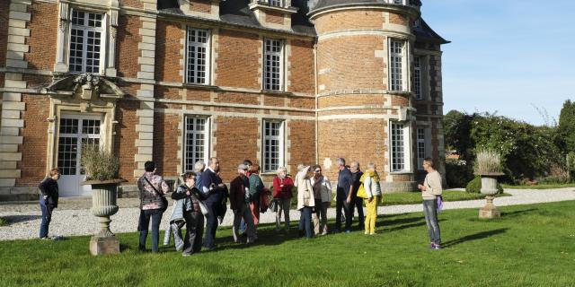 Façade sud style Henri IV château de Miromesnil, groupe de touriste écoutant un guide