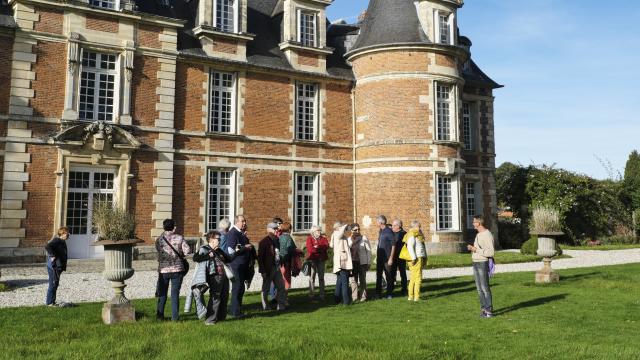 Façade sud style Henri IV château de Miromesnil, groupe de touriste écoutant un guide