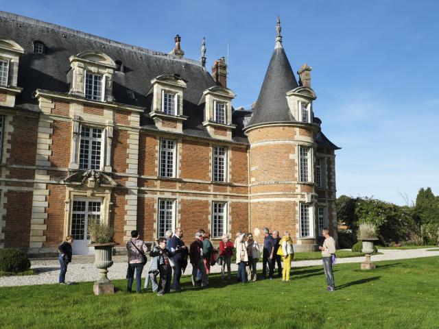 Façade sud style Henri IV château de Miromesnil, groupe de touriste écoutant un guide