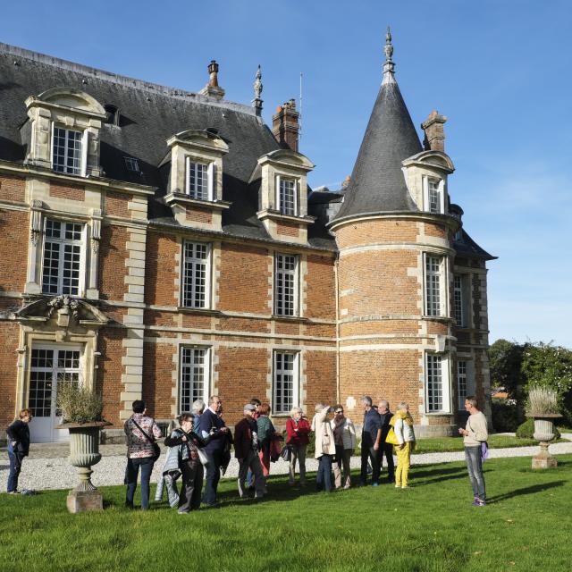 Façade sud style Henri IV château de Miromesnil, groupe de touriste écoutant un guide