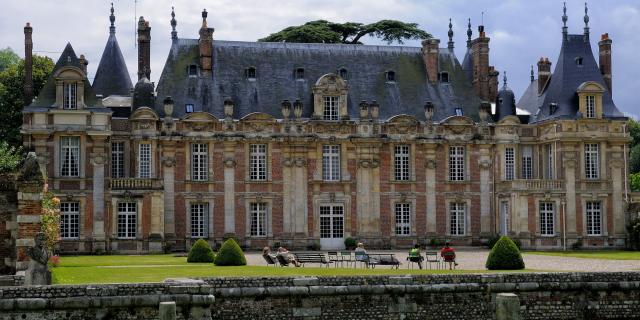 Façade nord style Louis XIII du Château de Miromesnil, personnes sur des transats installées dans la cour