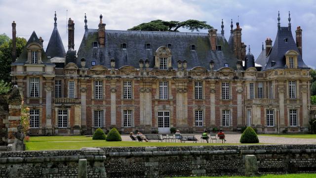 Façade nord style Louis XIII du Château de Miromesnil, personnes sur des transats installées dans la cour