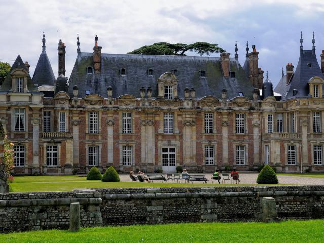 Façade nord style Louis XIII du Château de Miromesnil, personnes sur des transats installées dans la cour