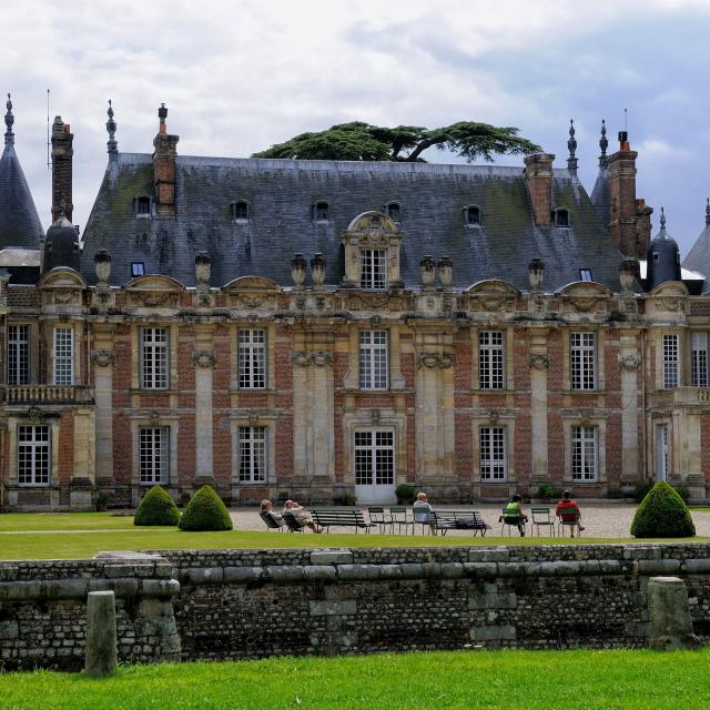 Façade nord style Louis XIII du Château de Miromesnil, personnes sur des transats installées dans la cour