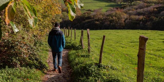 Personne dans le chemin de l'Eglise à Varengeville