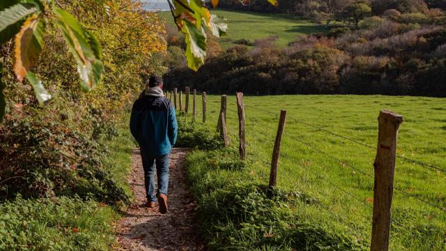 Personne dans le chemin de l'Eglise à Varengeville