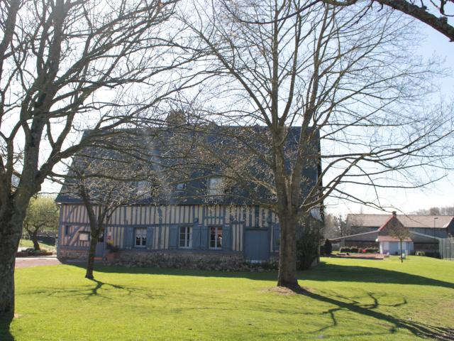 Vieille maison à colombages abritant le restaurant du Colombier