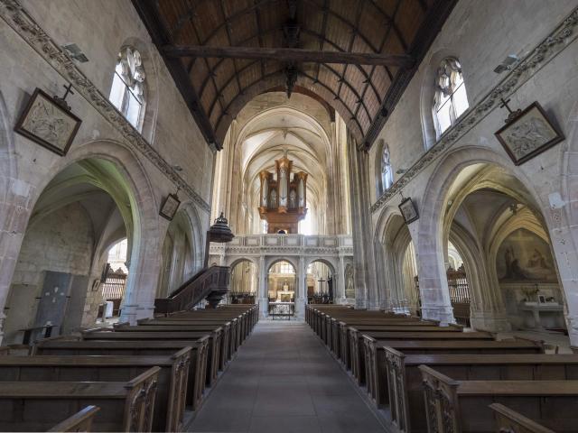 Intérieur de l'église gothique, jubé en pierre blanche surmonté d'un orgue