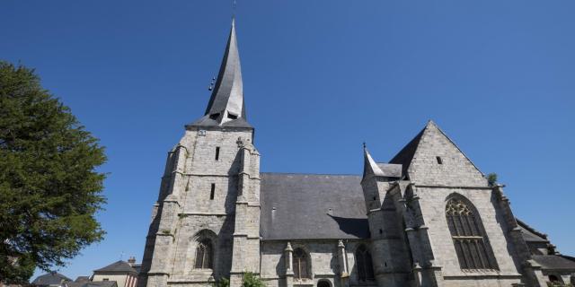 Eglise gothique dont le clocher est tordu sur lui-même