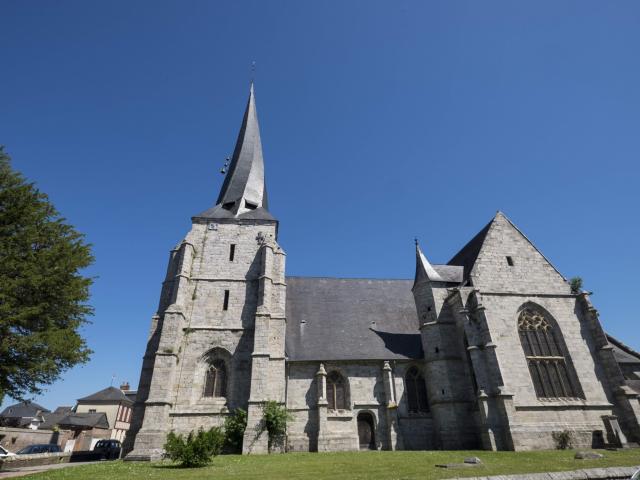 Eglise gothique dont le clocher est tordu sur lui-même