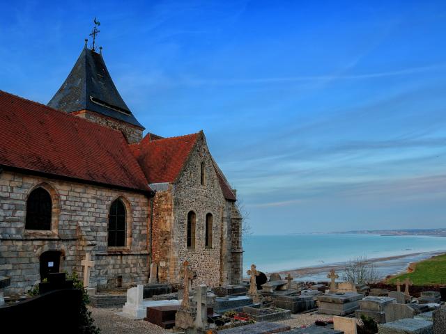 L'église Saint-Valéry et son cimetière marin à Varengeville-sur-Mer.