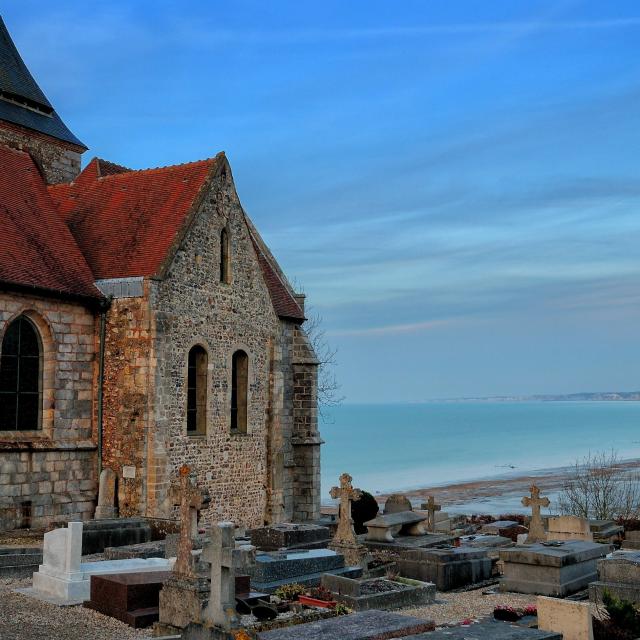 L'église Saint-Valéry et son cimetière marin à Varengeville-sur-Mer.