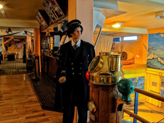 Salle d'exposition de la navigation de l'Estran-Cité de la Mer, mannequin habillté en marin, reconstitution de l'intérieur d'un bateau