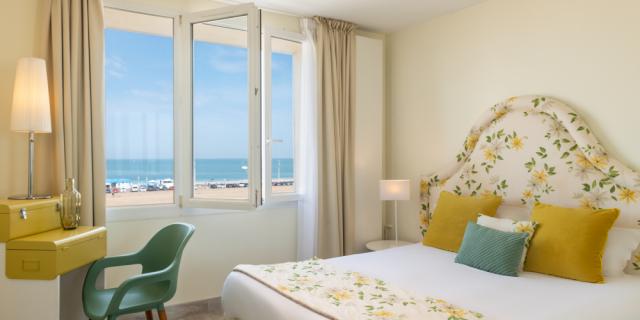 Chambre contemporaine aux tons jaune moutarde et bleu canard avec sur la plage de Dieppe